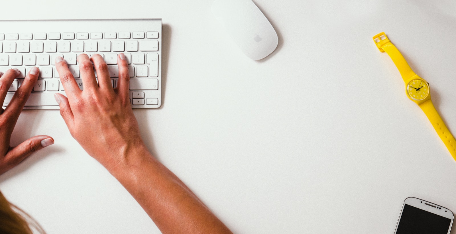 personne tapant sur le clavier sans fil d'Apple